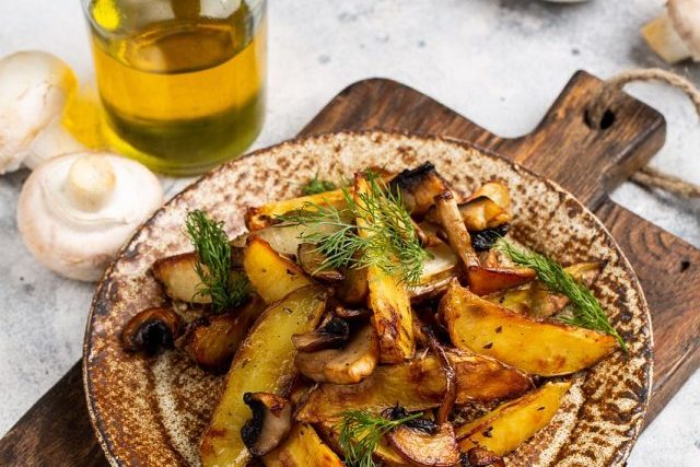 meal, dish, plate, food, table setting, olive oil, mushrooms, potato, lunch, cuttlery, olive oil, olive oil, olive oil, olive oil, olive oil, lunch